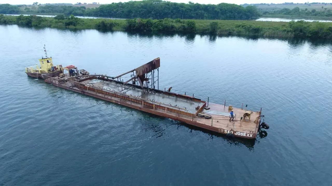Draga de extração mineral da Concresp