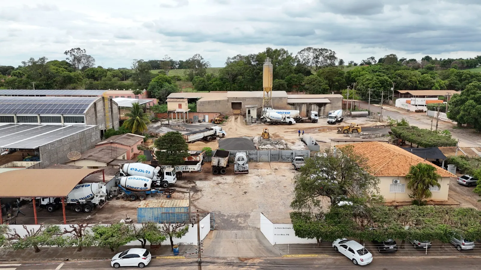 Vista aérea da concreteira e mineradora Concresp em Andradina - SP, com frota de caminhões betoneira